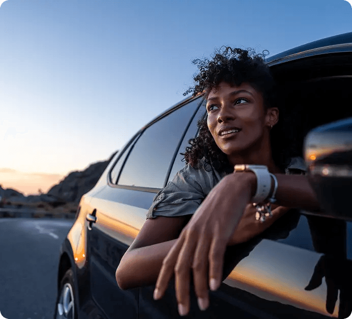 Retrato de una mujer junto a un auto, con el ruido corregido