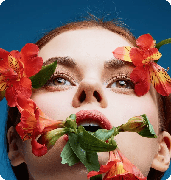 Retrato con flores mejorado con IA: piel y pétalos nítidos
